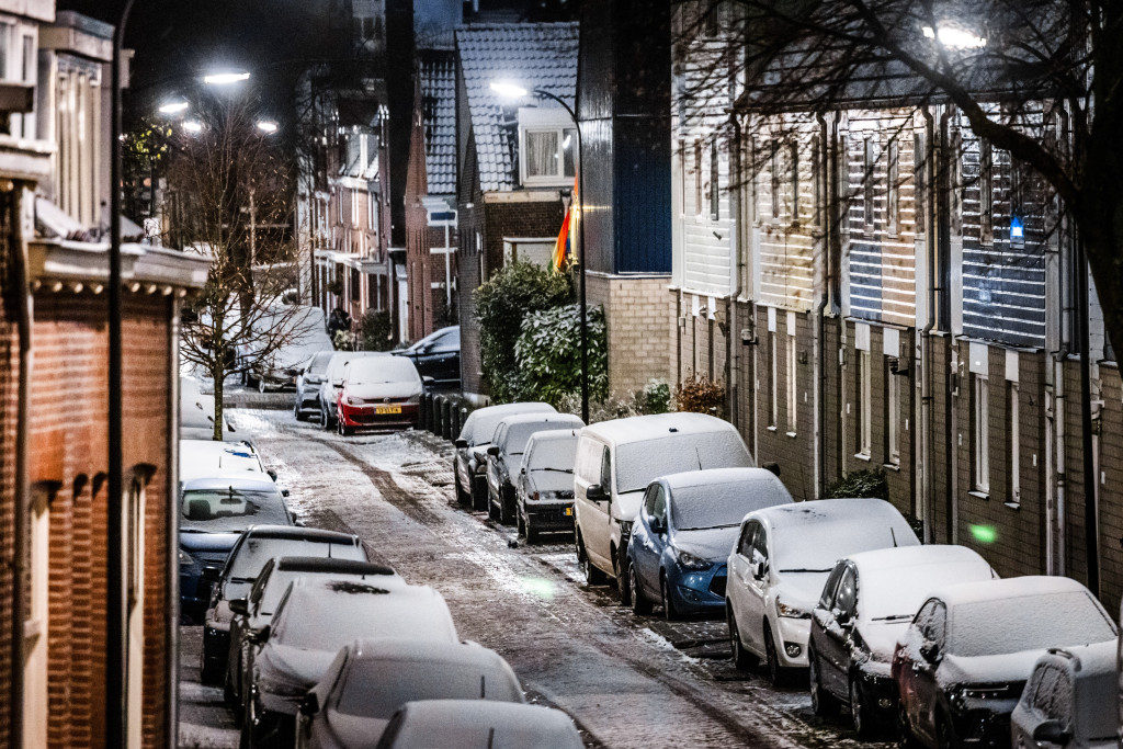 Sneeuwval in een straat in Dordrecht.