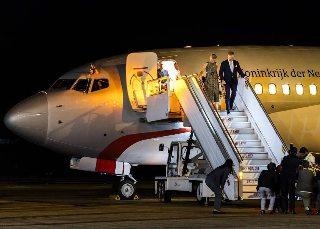 Willem-Alexander en Máxima na aankomst in Paramaribo.