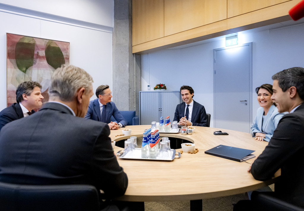 Overleg tussen vijf partijleiders tijdens formatieproces.