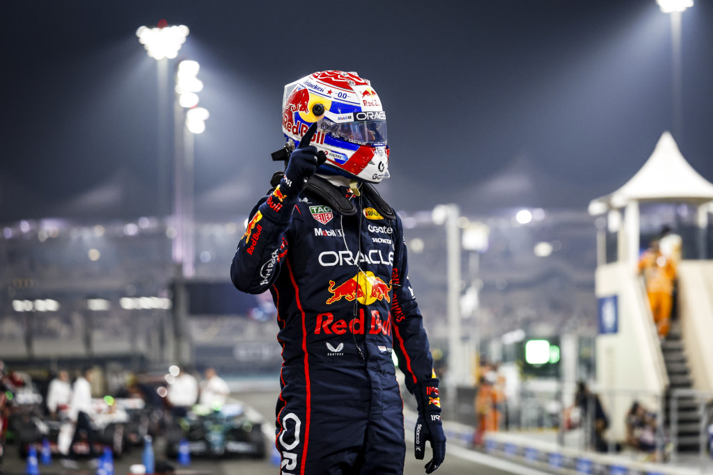 Max Verstappen (Red Bull Racing) na het behalen van pole position tijdens de kwalificatie op het Yas Marina Circuit voor de Abu Dhabi Grand Prix.