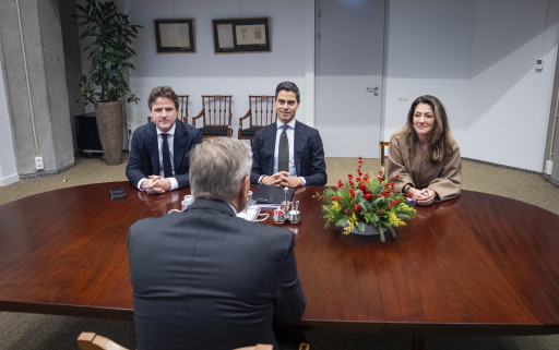 Fractievoorzitter Rob Jetten van D66, fractievoorzitter Henri Bontenbal van het CDA en fractievoorzitter Dilan Tesilgoz van de VVD voor aanvang van een gesprek met informateur Sybrand Buma.