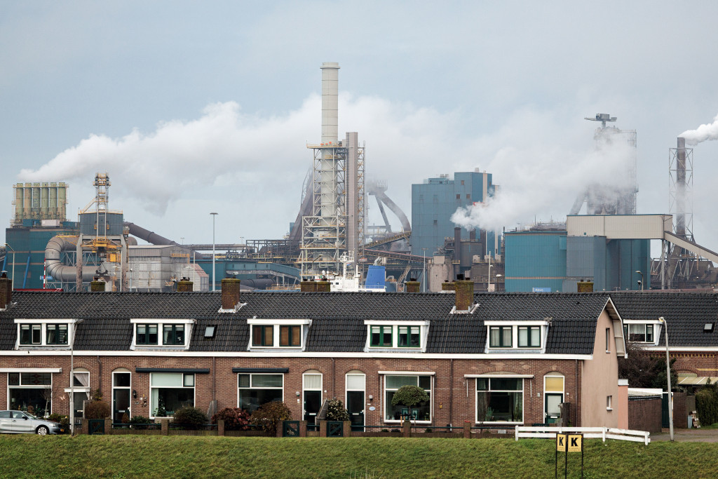 Tata Steel met woonhuizen op voorgrond.