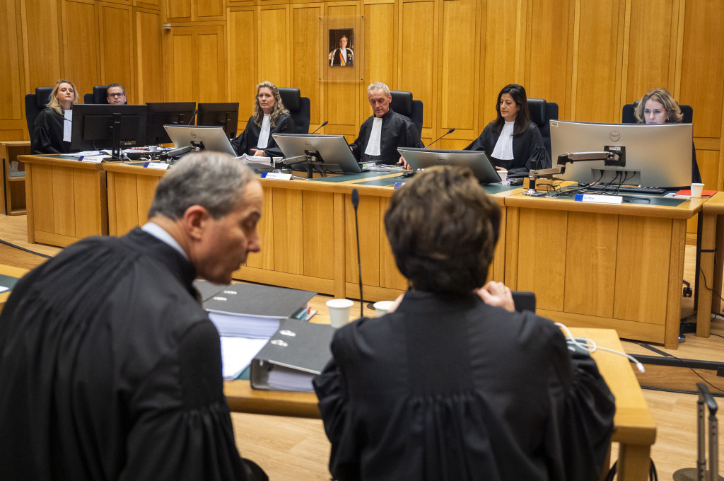 Advocaten Geert-Jan en Carry Knoops in de rechtbank voor de eerste zitting in de strafzaak rond het Stint-ongeluk.