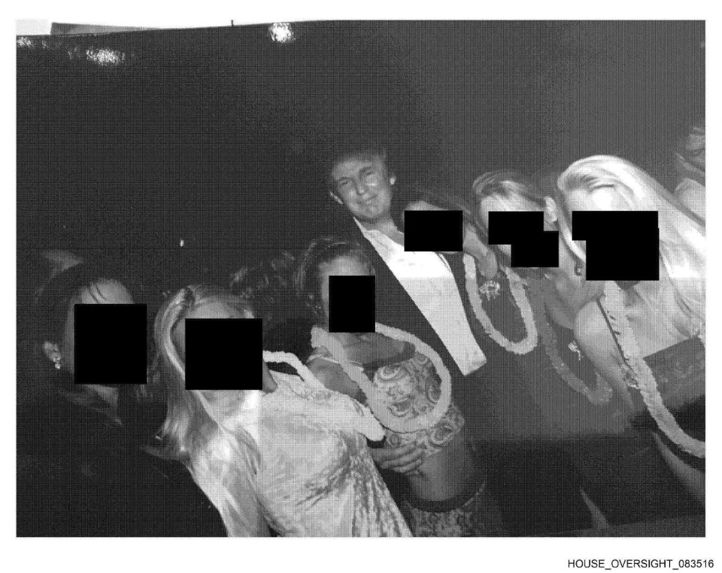 Foto uit de Epstein-files met Trump.