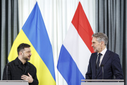 De Oekraïense president Volodymyr Zelensky en premier Dick Schoof geven een persconferentie na afloop van een delegatielunch bij het Catshuis.