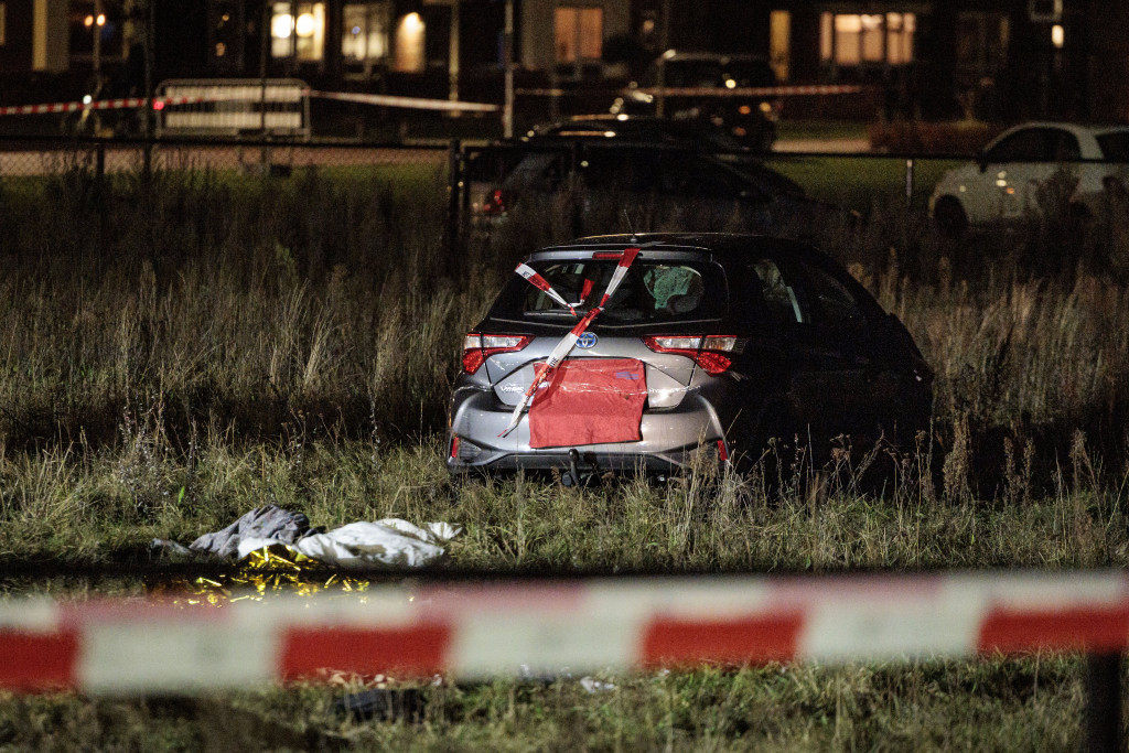 De auto na het ongeluk in Nunspeet.