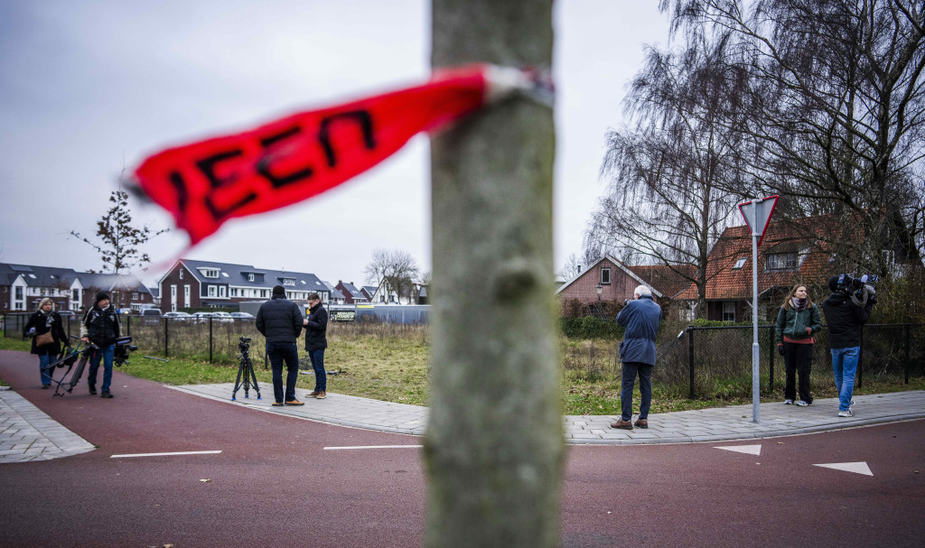 Pers op de Elburgerweg op de dag na een aanrijding waarbij meerdere mensen gewond raakten.