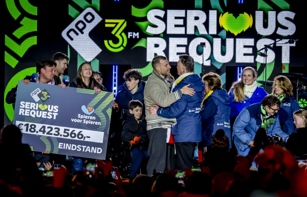 Barend van Deelen, Sophie Hijlkema en Wijnand Speelman onthullen de totaalopbrengst na het verlaten van het Glazen Huis.