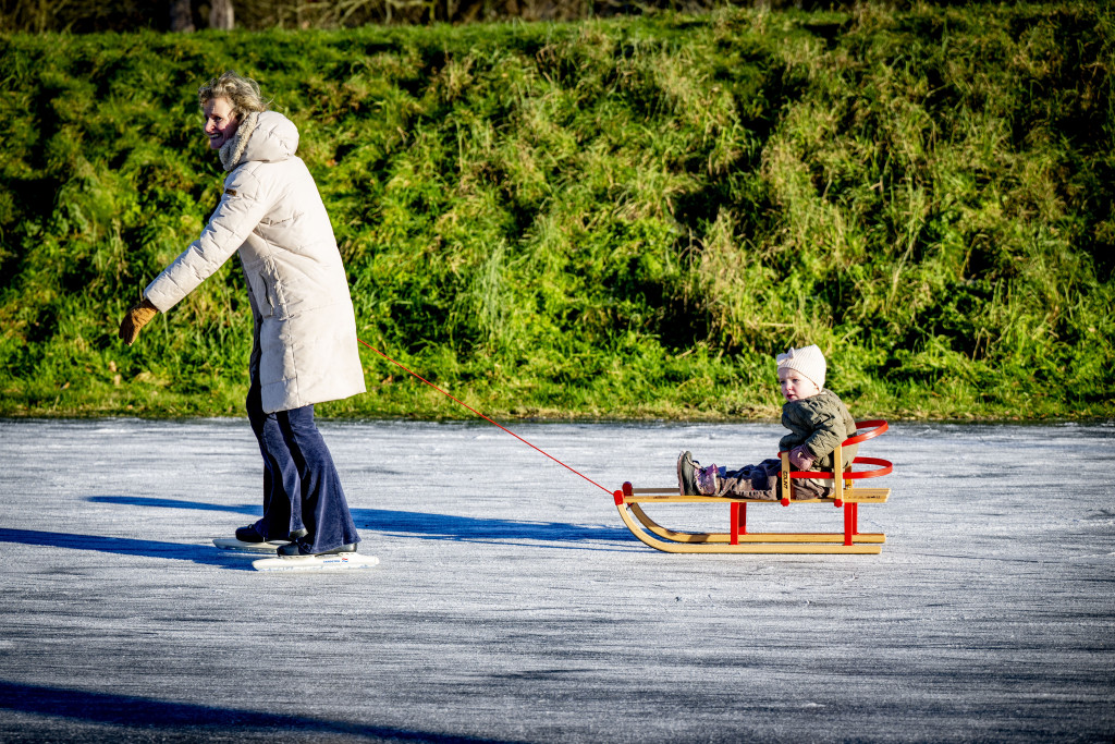 Schaatsliefhebbers vermaken zich op eerste kerstdag op het natuurijs van de ijsbaan Zeist.
