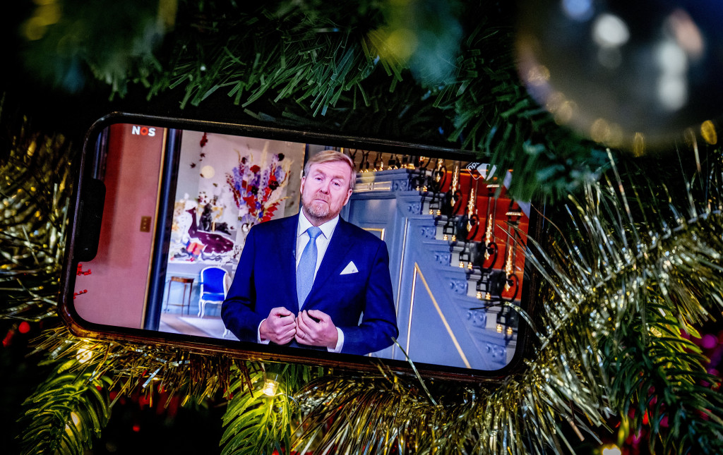 Koning Willem-Alexander tijdens zijn jaarlijkse kersttoespraak, gezien op een iPhone.