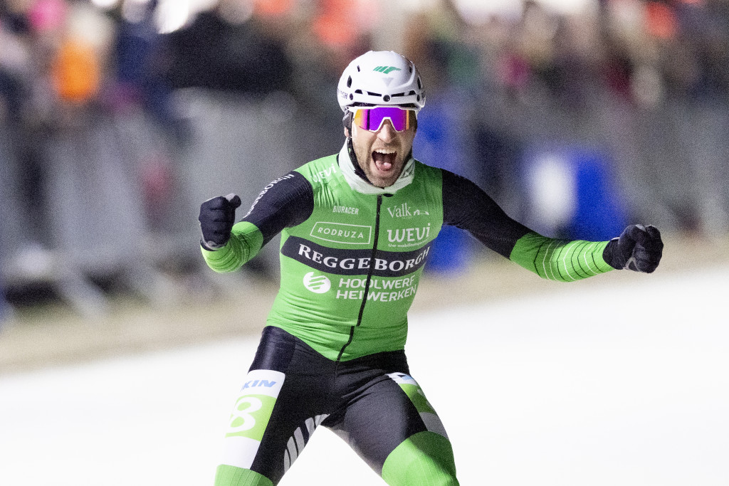 Crispijn Ariens viert zijn overwinning tijdens de eerste marathon op natuurijs van deze winter, op tweede kerstdag.