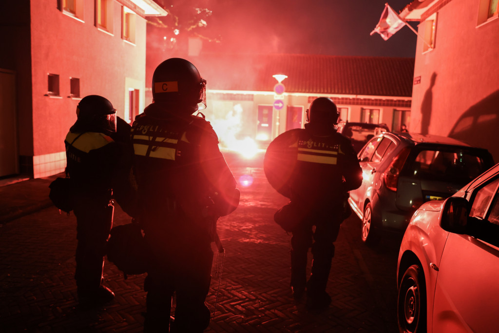 Geweld tegen hulpverleners  Ook de hulpdiensten kijken terug op een hectische nacht. Op veel plekken werden politie, brandweer en ambulance bekogeld met vuurwerk en andere voorwerpen. Voorzitter Nine Kooiman van de Nederlandse Politiebond sprak op X van 