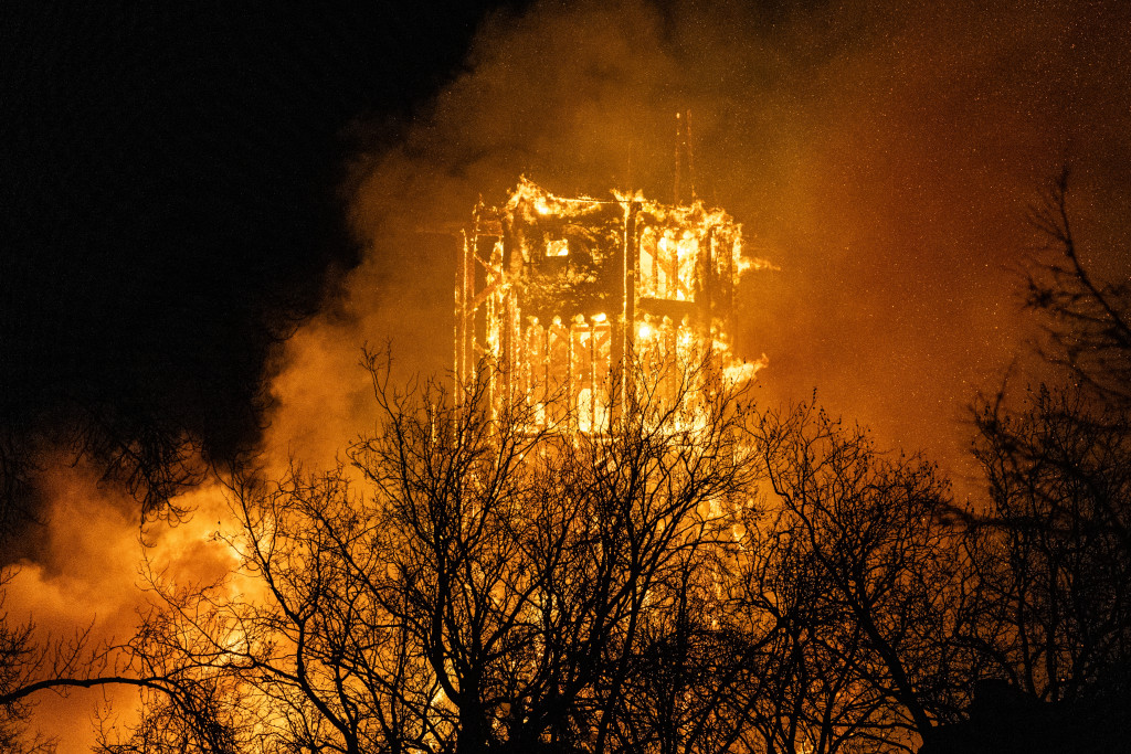 Brandende Vondelkerk in Amsterdam.
