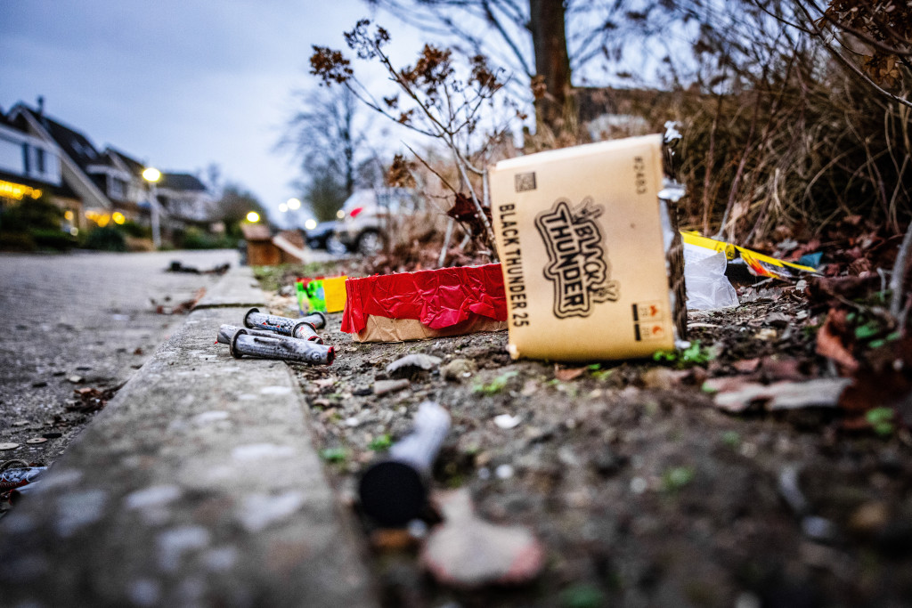 Vuurwerkresten op straat op nieuwjaarsdag.