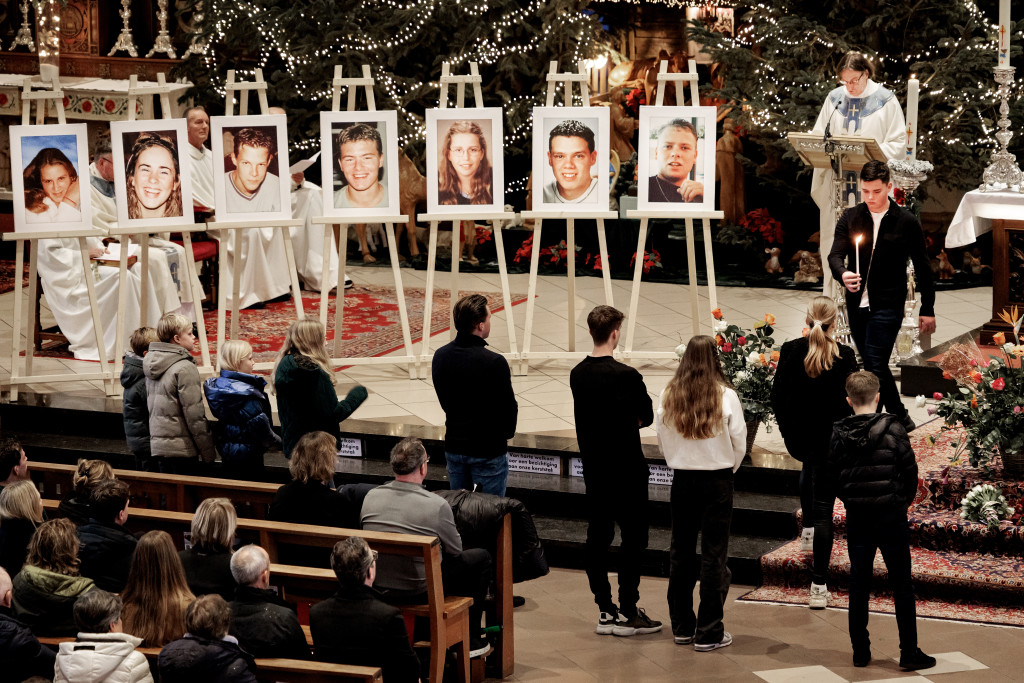 Een herdenkingsdienst in de Sint-Vincentiuskerk voor de slachtoffers van de nieuwjaarsbrand 25 jaar geleden.