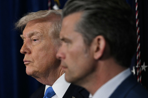 Donald Trump en Pete Hegseth.