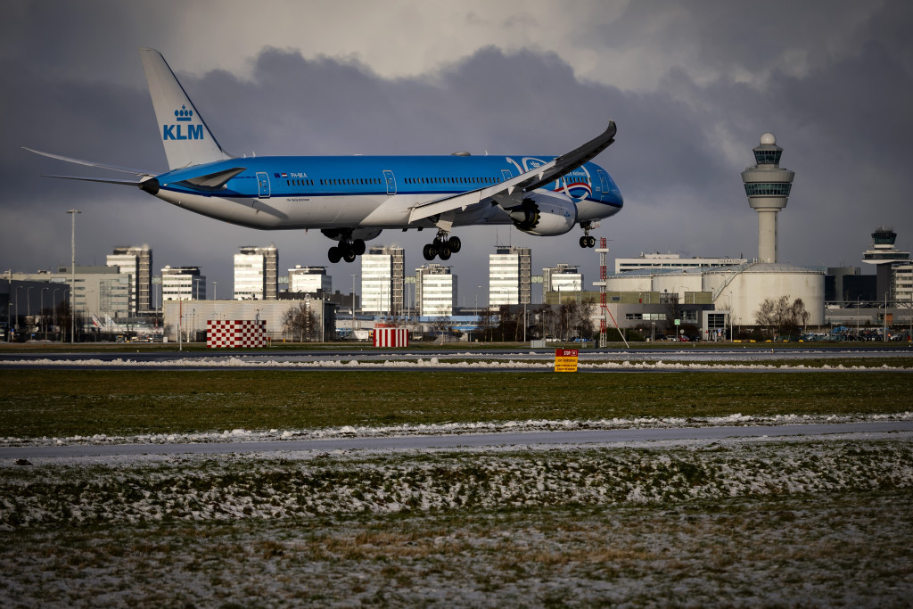Een KLM-toestel komt aan op Schiphol.