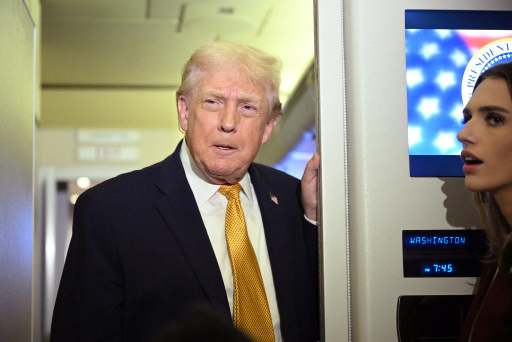 Donald Trump aan boord van de Air Force One.