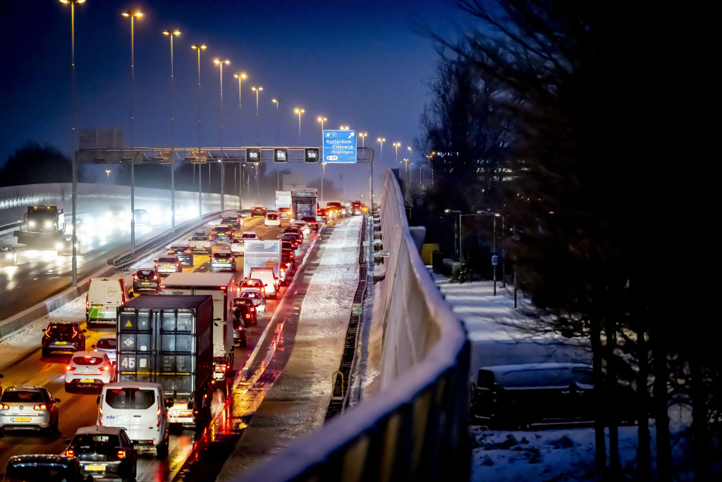 Verkeer in de ochtendspits op de A20.