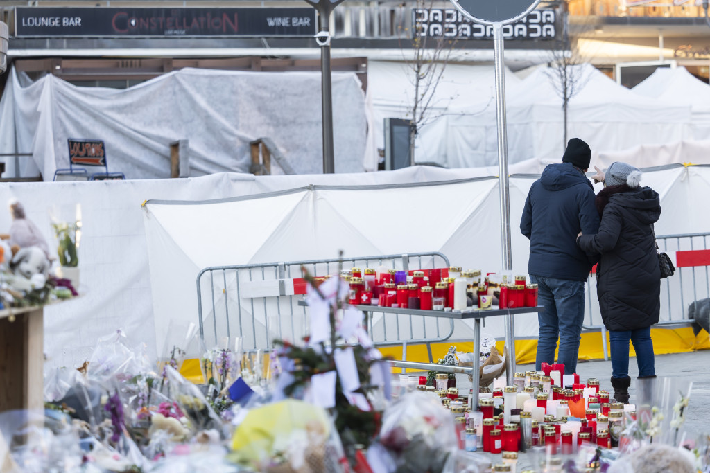 Rouwende mensen in Crans-Montana.