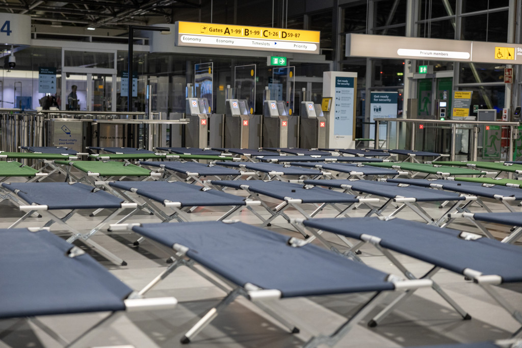 Veldbedjes op Schiphol.