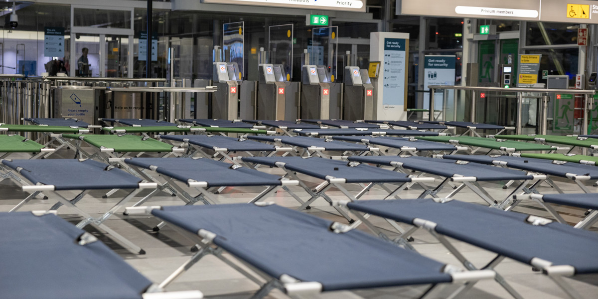 Gestrande reizigers brengen noodgedwongen nacht door op Schiphol: 'Totaal gebrek aan communicatie'