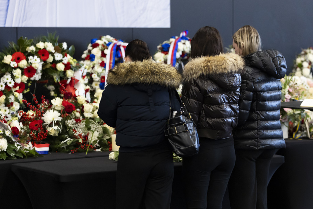 Mensen in Crans-Montana rouwen.