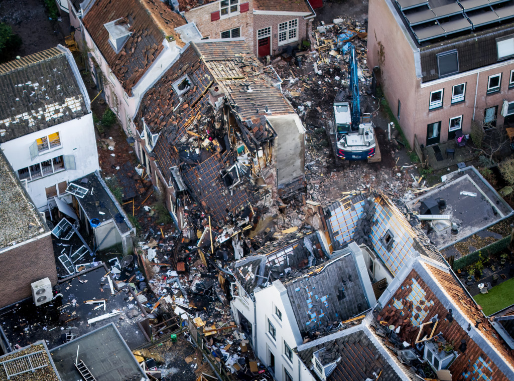 Dronebeeld van de schade aan panden in de Visscherssteeg.