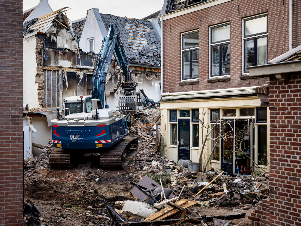 Sloopwerkzaamheden bij panden in de Visscherssteeg in het centrum, daags na een explosie die werd opgevolgd door een grote brand.