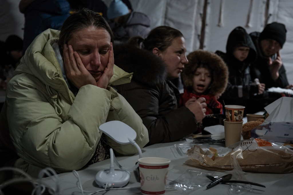 Inwoners van Kyiv zoeken hulp.