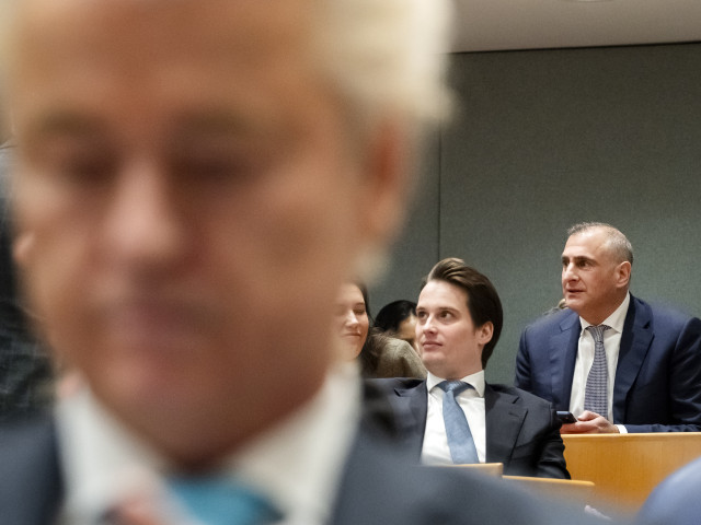 Hidde Heutink en Gidi Markuszower In de plenaire zaal met in de voorgrond Geert Wilders.