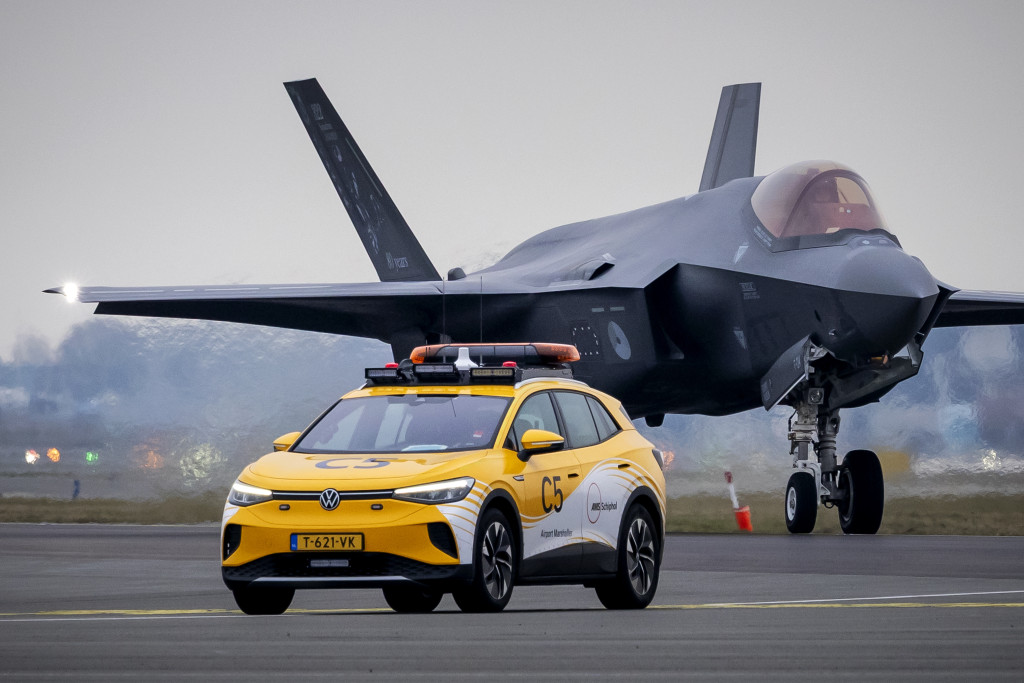 Een F-35 taxiët tijdens een oefening op Schiphol.