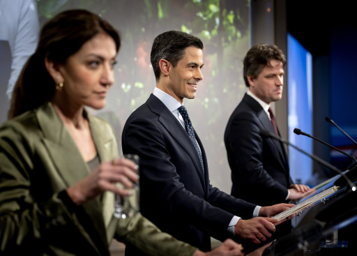 Fractievoorzitters Rob Jetten (D66), Henri Bontenbal (CDA) en Dilan Yesilgoz (VVD) tijdens het presenteren van hun coalitieakkoord in Nieuwspoort.