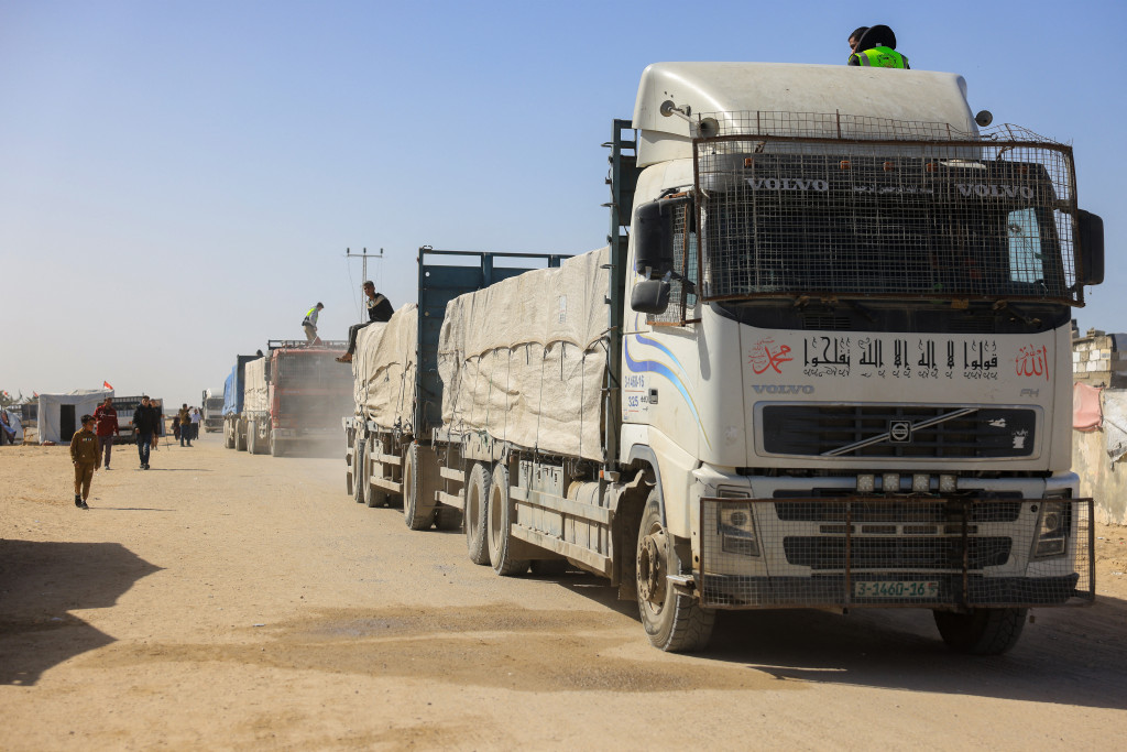 Een vrachtwagen passeert de grensovergang bij Rafah.