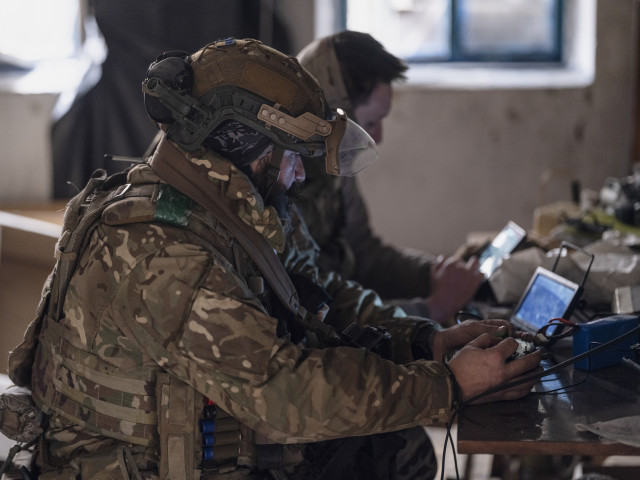 Een Oekraïense soldaat bestuurt een drone.