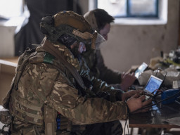 Een Oekraïense soldaat bestuurt een drone.