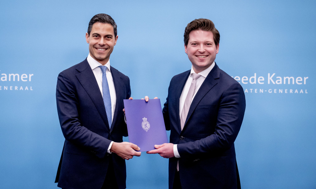 Formateur Rob Jetten biedt zijn eindverslag aan Tweede Kamervoorzitter Thom van Campen aan. De beoogd minister-president heeft zijn kabinet rond.