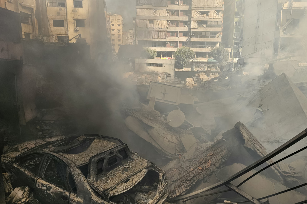 De schade na een luchtaanval op Beiroet.