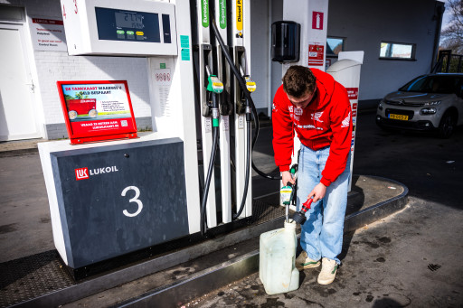 Nederlandse automobilisten vullen jerrycans bij een tankstation net over de Belgische grens.