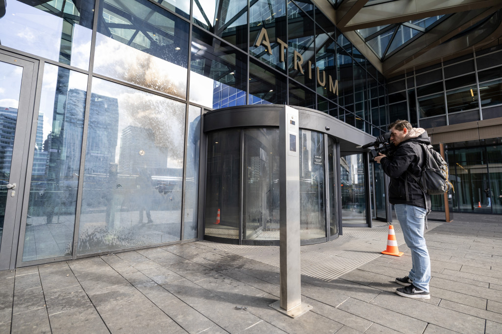 Schade aan het Atrium op de Zuidas nadat hier een explosief is afgegaan.