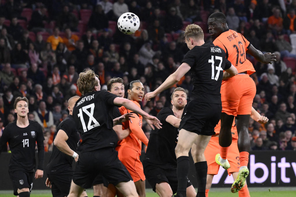 Brian Brobbey kopt tegen Noorwegen.