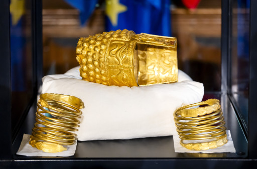 De teruggevonden gouden helm van Cotofenesti en twee gouden armbanden die waren gestolen uit het Drents Museum.
