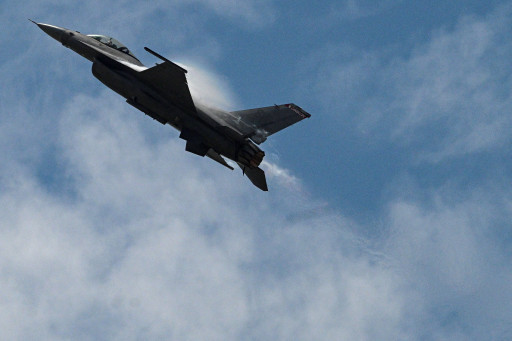 F-16.