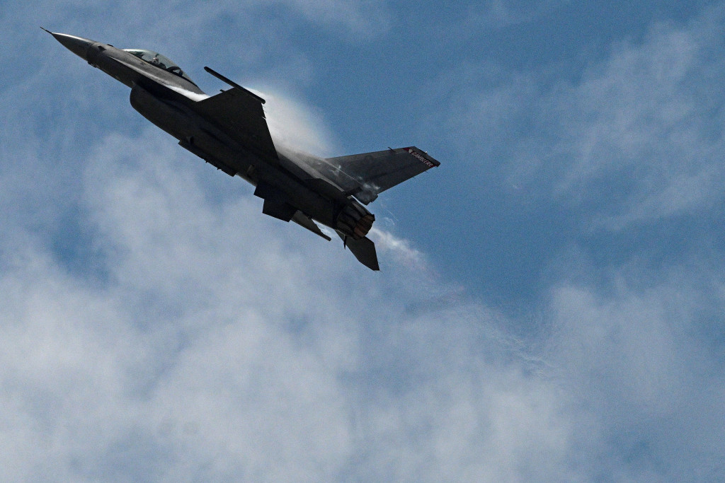 F-16.