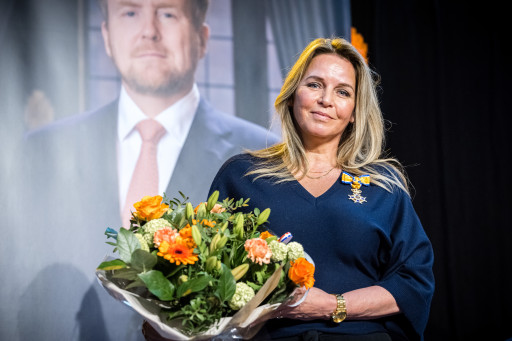 Schrijfster Esther Verhoef krijgt een koninklijke onderscheiding uitgereikt door burgemeester Eiko Smid.