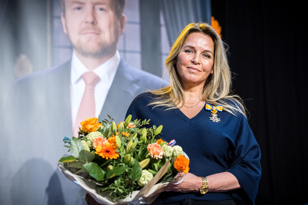 Schrijfster Esther Verhoef krijgt een koninklijke onderscheiding uitgereikt door burgemeester Eiko Smid.