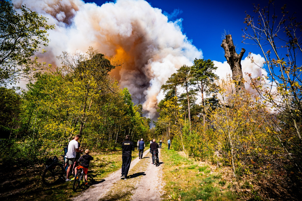 Er woedt een flinke natuurbrand op het oefenterrein van het schietkamp tussen Epe en ’t Harde in.