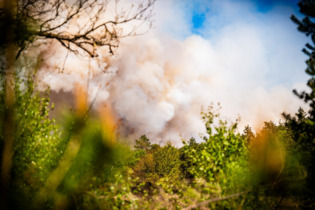 Er woedt een flinke natuurbrand op het oefenterrein van het schietkamp tussen Epe en ’t Harde in.