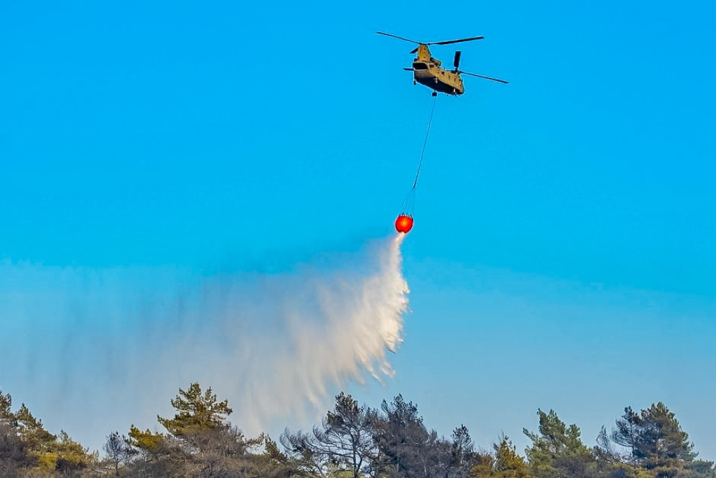 Een Chinook-transporthelikopter van de Luchtmacht is ingezet om te helpen bij de bestrijding van een grote natuurbrand.