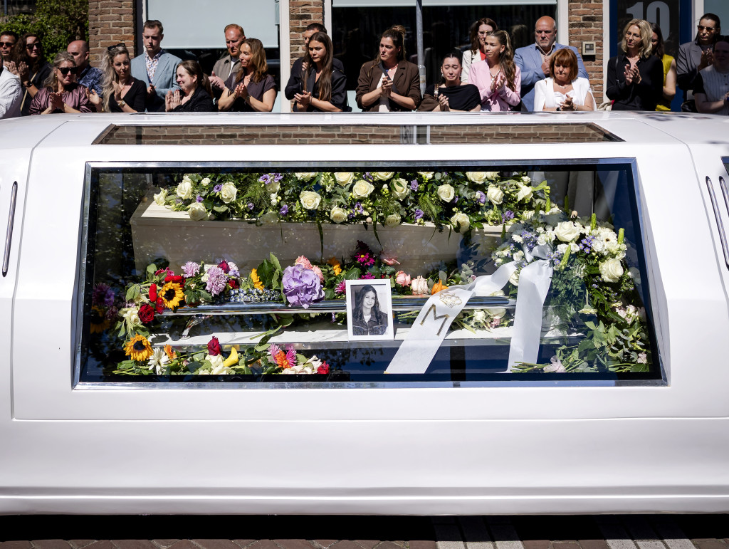 Duizenden mensen nemen afscheid van Jade Kops (19): 'Een meisje met zo’n oprecht en puur verhaal'
